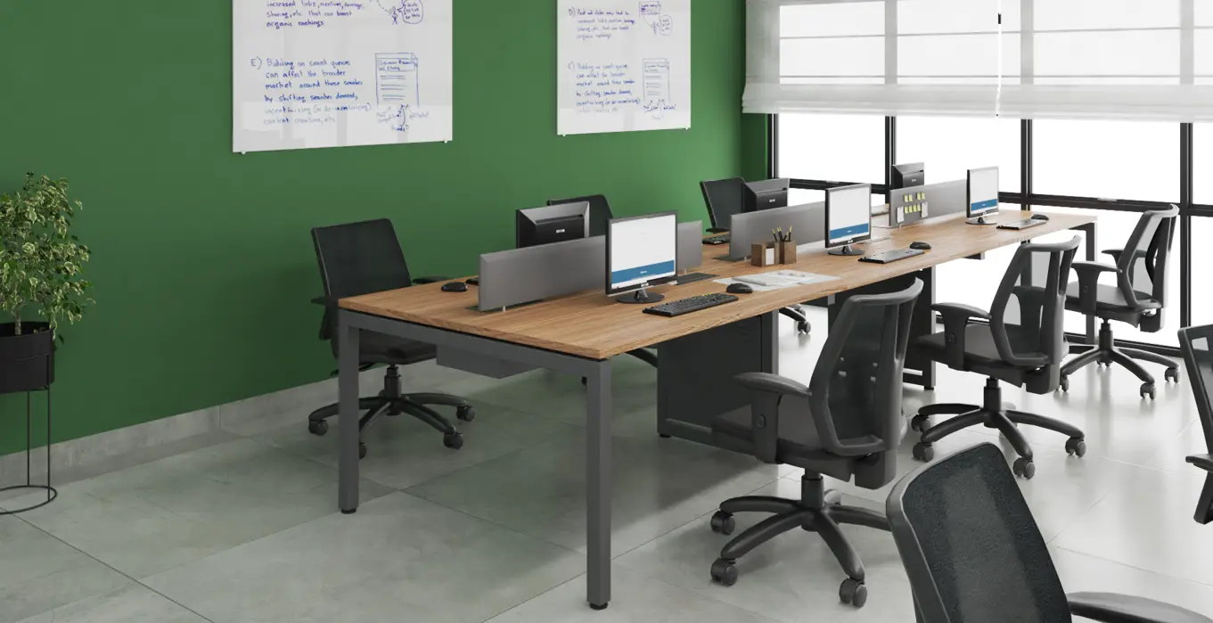 Estações de trabalho com divisórias e cadeiras giratórias, Linha Office FIT