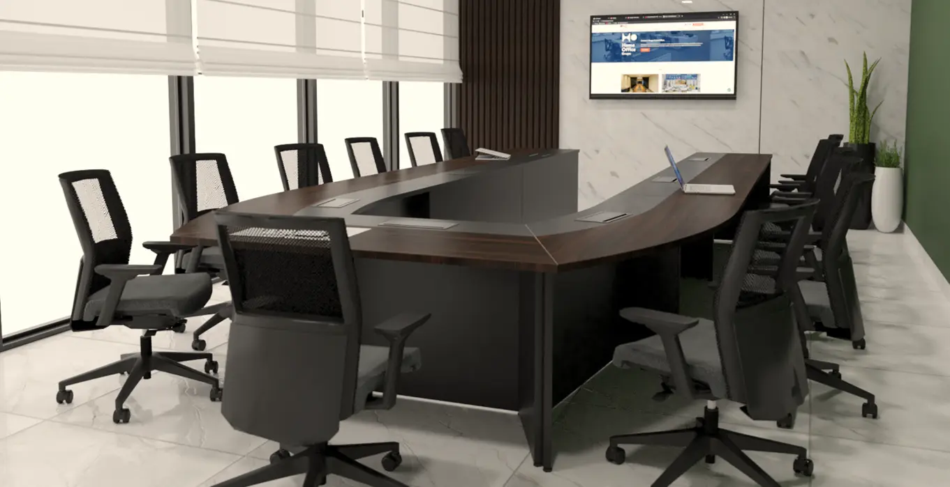 Sala de reunião ampliada com mesa curva e cadeiras em tela